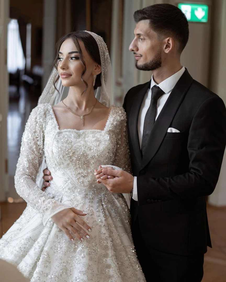 Exquisite Ball Gowns Beading Pearls Sequins Square Neck Wedding Dress Lace Sequined Pleats Sweep Train Customized Bridal Dresses