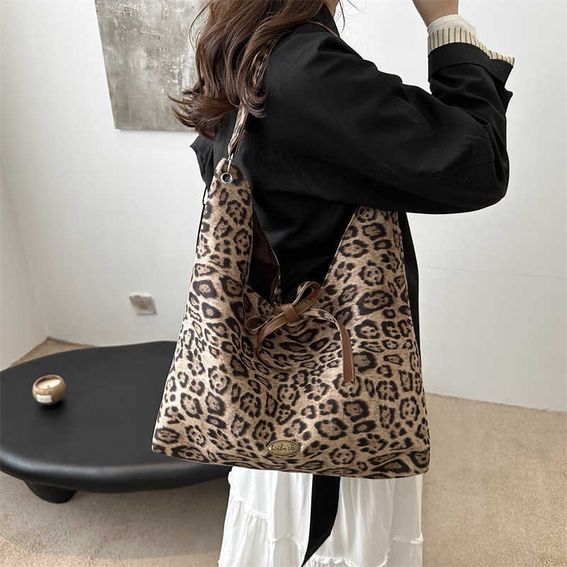 Suede leopard print hot girl 2024 large capacity casual simple and fashionable new commuting hand-held shoulder bag