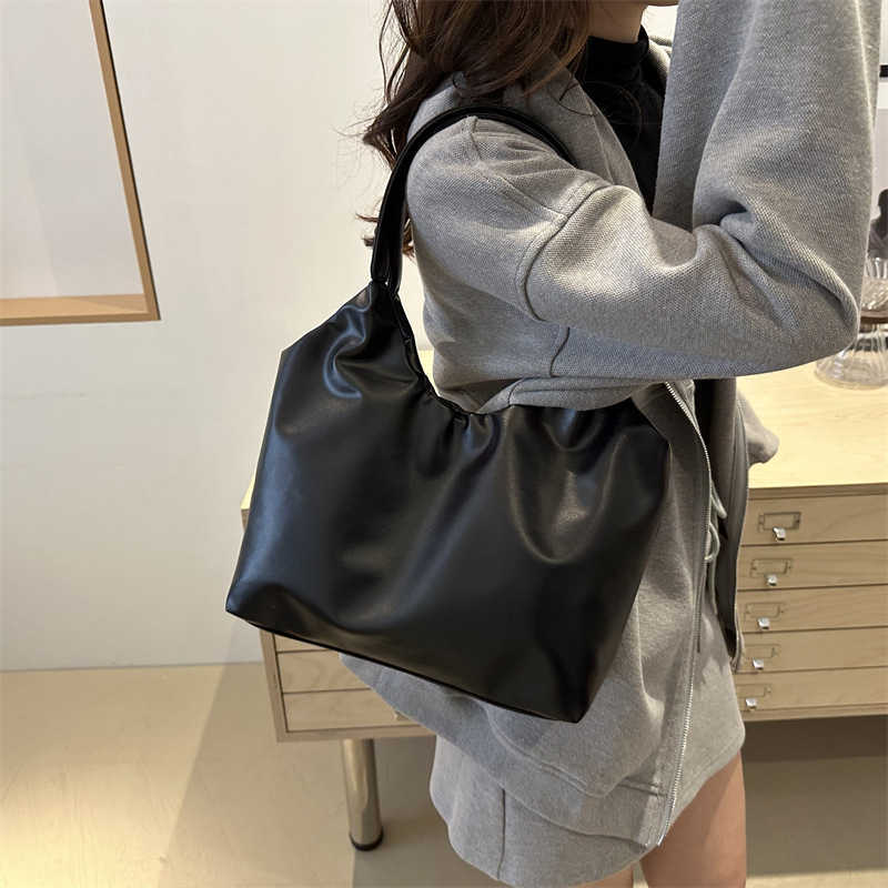 Korean style minimalist and beautiful new 2024 casual winter solid color casual pleated large capacity stylish tote women's bag