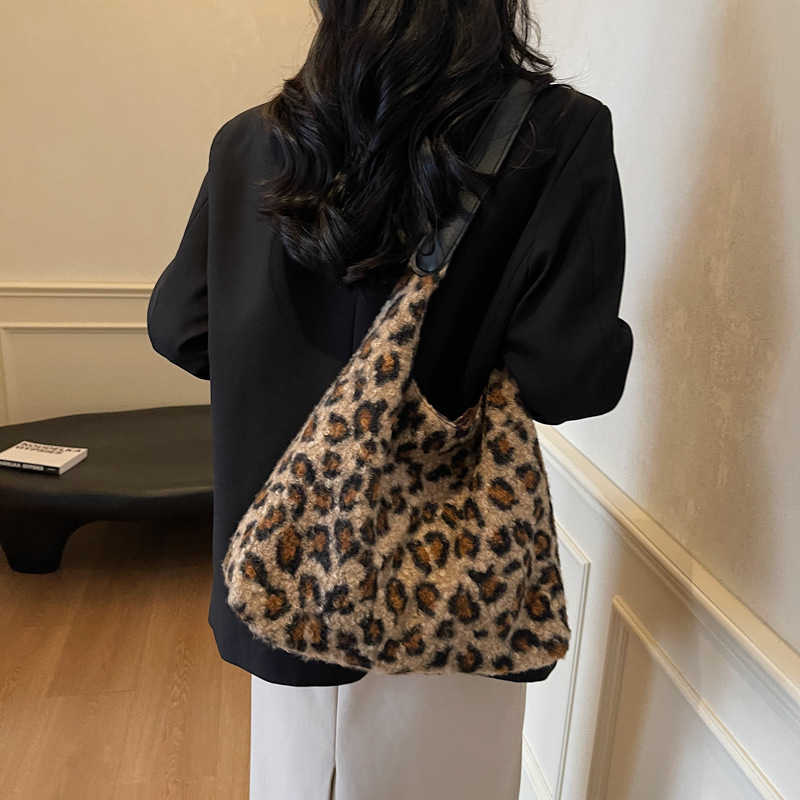 Winter fashion furry trend 2024 new fashionable leopard print lazy style commuting armpit tote women's bag 241231