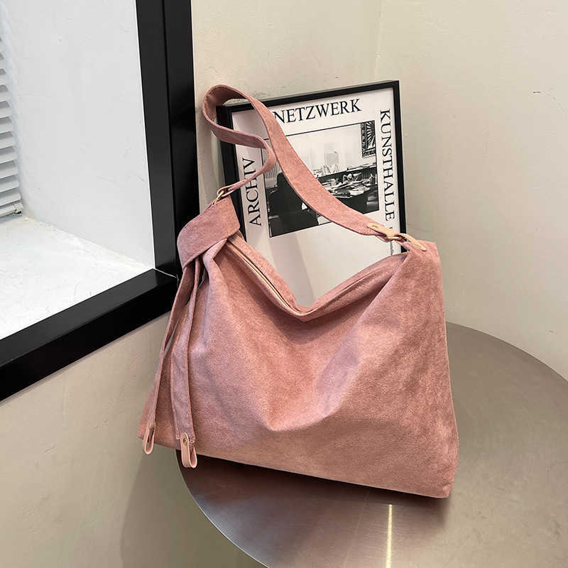 Windy suede solid color design for commuting, large capacity, simple temperament, women's single shoulder armpit bag 241231