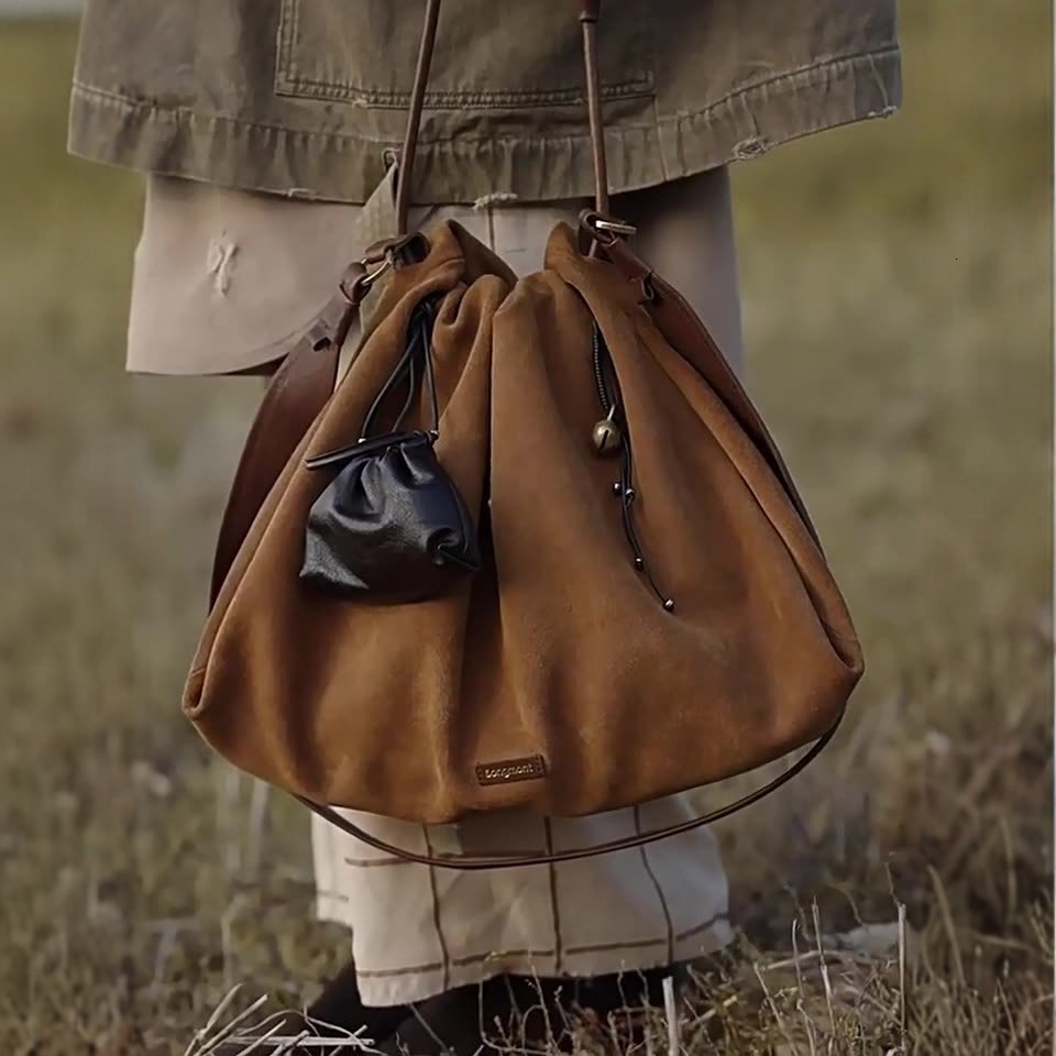 At foot of the mountain, there is Baina series tote suede garbage women. Song, a large capacity single shoulder wandering bag for 24 autumn and winter