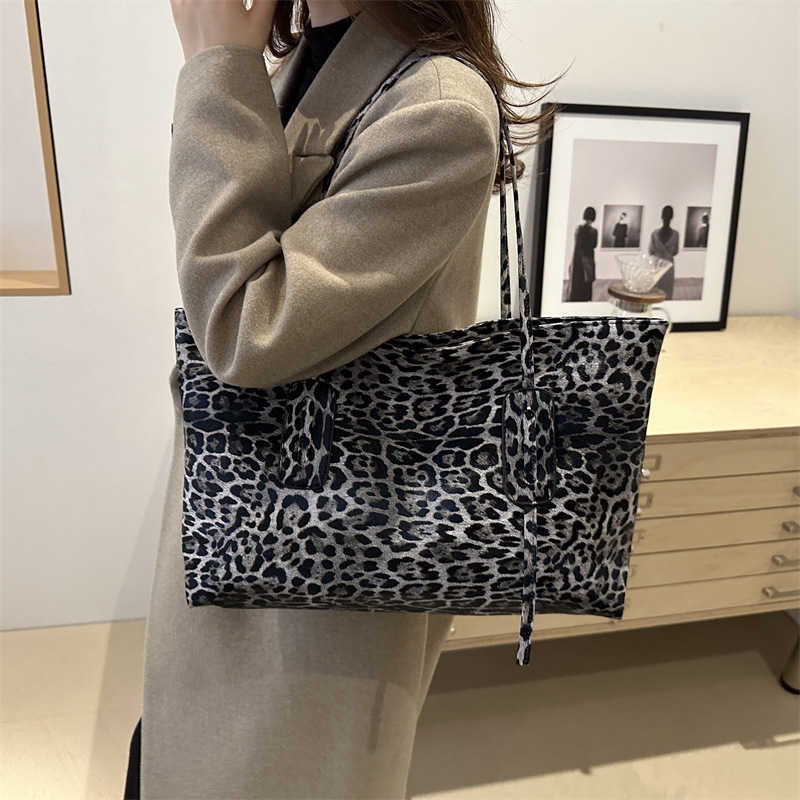 Autumn and Winter Large Capacity Leopard Pattern Personalized Simple Leisure 2024 Fashion Commuter Single Shoulder Tote Handbag 241231