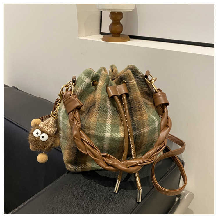 Winter woolen plaid 2023 large capacity Western style new Korean woven handbag, single shoulder crossbody bucket bag