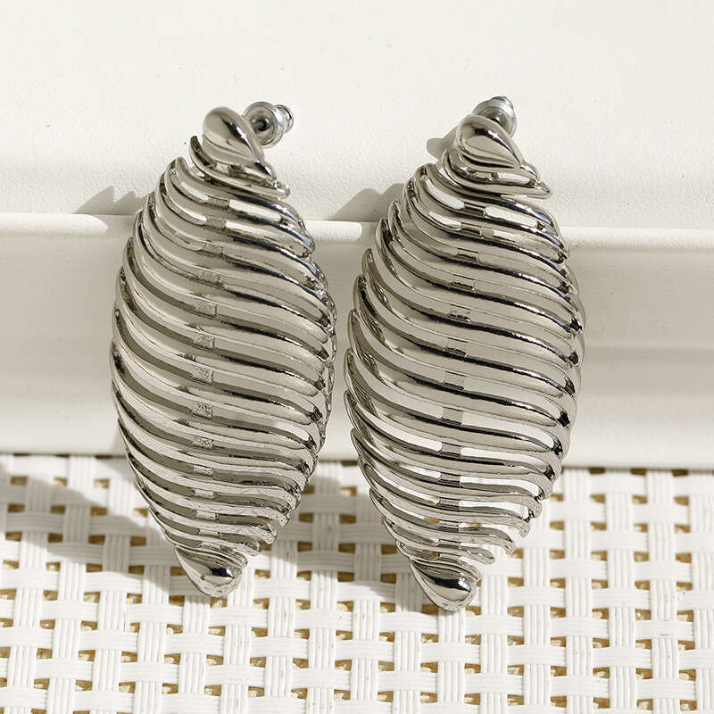 Earrings with fashionable high-end feel, light temperament, and 2024 new style, niche design, unique earrings
