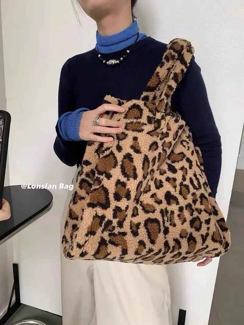 Women Leopord Fluffy Tote Bags Korean Fashion Big Faux Fur Handbags Large Capacity Girl Winter Plush Shoulder Bag Trend 241231