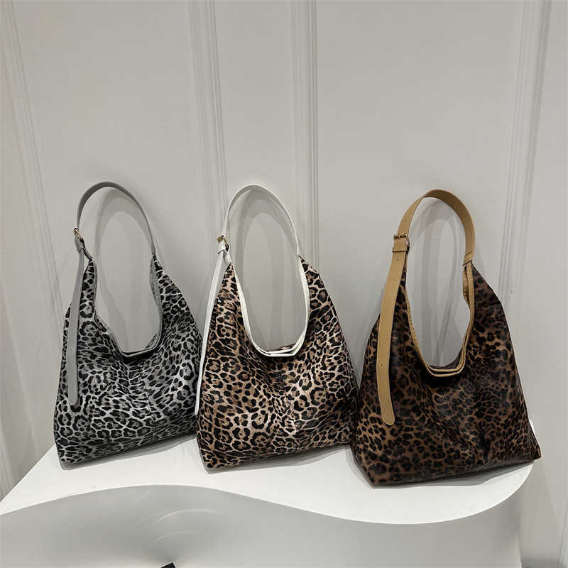 Fashionable leopard print large capacity casual personality lazy style shopping bag fashionable underarm shoulder tote bag for women