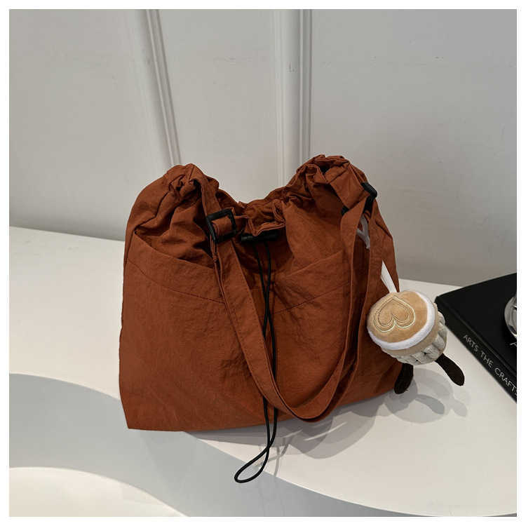 Leisure large capacity drawstring nylon 2024 new fashion trend texture commuting single shoulder armpit crossbody bucket bag 241231