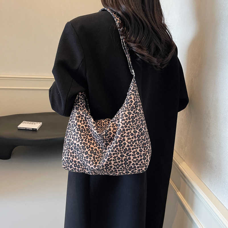 2024 velvet new large capacity leopard print casual Western style Korean version fashionable single shoulder armpit crossbody women's tote bag 24