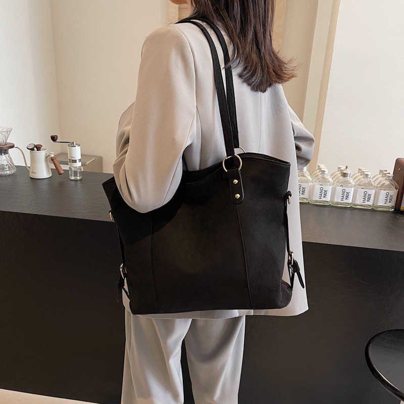 Korean version large capacity simple casual solid color autumn and winter trendy and stylish handbag with one shoulder and armpit bag