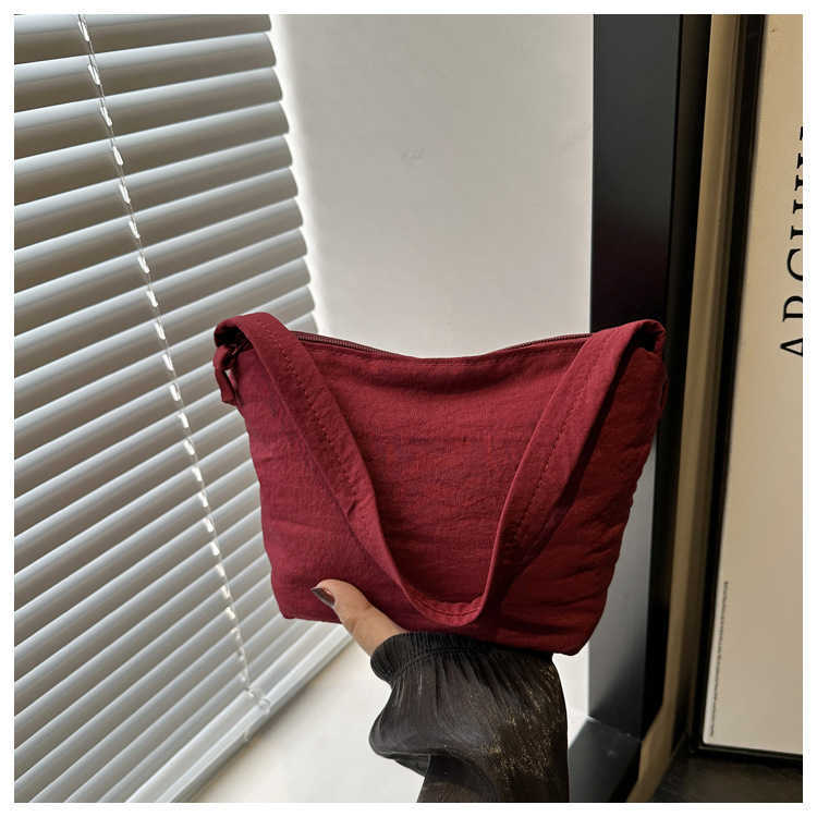 Color blocking winter 2024 new Korean version casual simple nylon fabric trend artistic style armpit single shoulder handbag