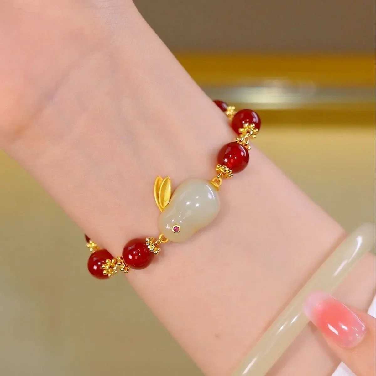Lucky Red Pearl Rabbit Bracelet Womens Exquisite Chinese Style Pendant Bracelet Valentines Day Jewelry Gift W241231