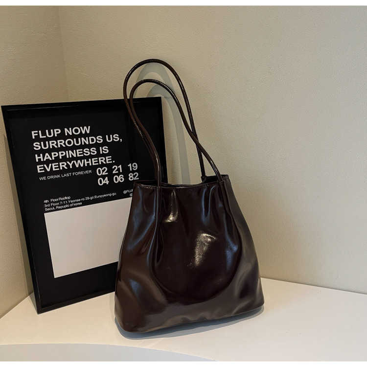 2025 New Korean Edition Early Spring Western Style Paint Soft Surface Leisure Large Capacity Single Shoulder Underarm Tote Women's Bag 241231