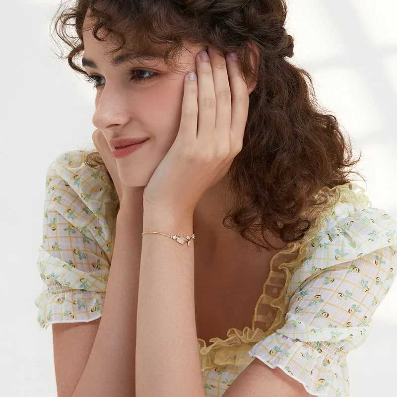 Elegant tulip and lily pendant bracelet suitable for womens retro green natural stone bead bracelet wedding jewelry W241231