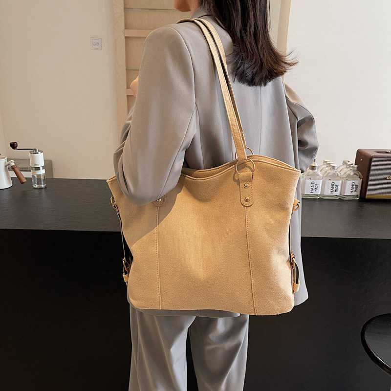 Korean version large capacity simple casual solid color autumn and winter trendy and stylish handbag with one shoulder and armpit bag