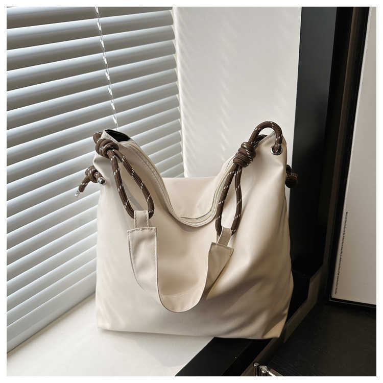 Leisure 2024 new winter simple large capacity fashionable solid color commuting crossbody shoulder bag for women 241231