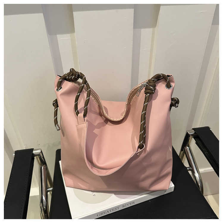 Leisure 2024 new winter simple large capacity fashionable solid color commuting crossbody shoulder bag for women 241231