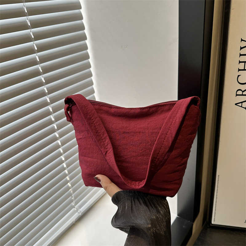 Color blocking winter 2024 new Korean version casual simple nylon fabric trend artistic style armpit single shoulder handbag