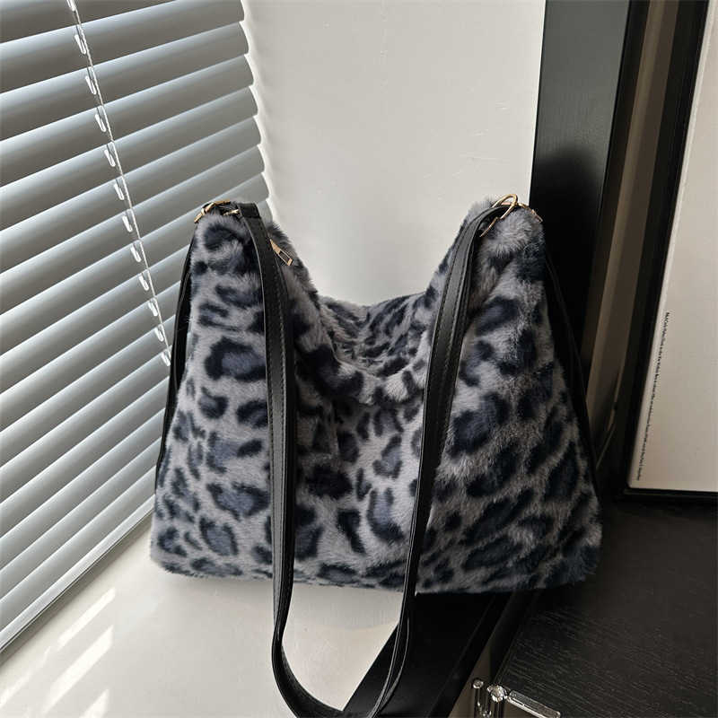 Winter New Trendy Plush Leopard Pattern Personalized Multi functional Western Style Plush Lazy Style Simple Single Shoulder Double Shoulder Tote Bag 2