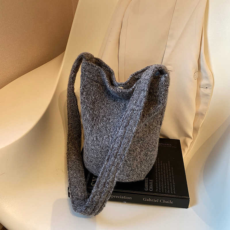 Elegant and personalized 2025 new color contrasting plush large capacity commuting woolen single shoulder crossbody bucket women's bag 241231