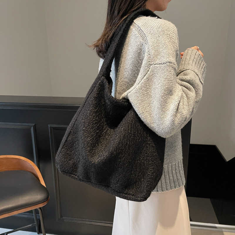 Korean version of casual western-style and beautiful 2024 autumn and winter new woolen trend large capacity solid color underarm single shoulder bag 2