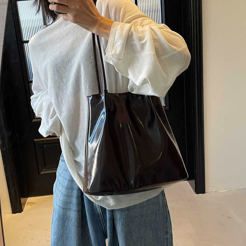 2025 New Korean Edition Early Spring Western Style Paint Soft Surface Leisure Large Capacity Single Shoulder Underarm Tote Women's Bag 241231