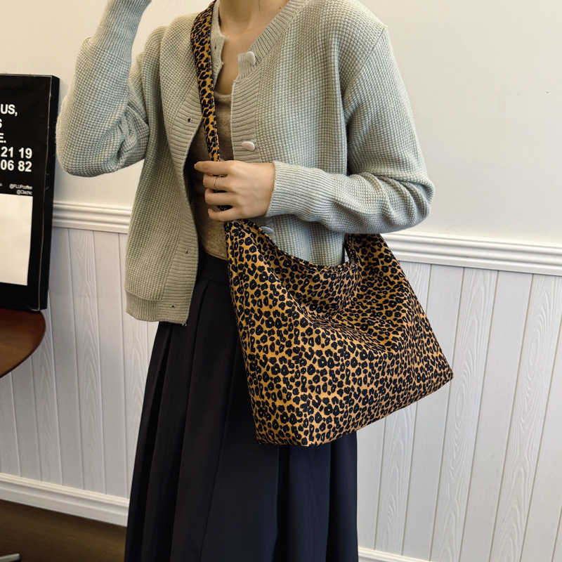 Leisure and stylish 2024 velvet fabric new large capacity leopard print Korean version fashionable single shoulder armpit crossbody women's tote 