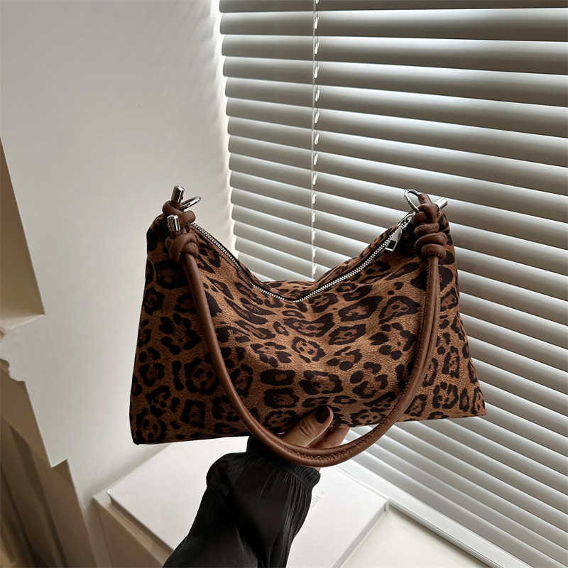 Fashionable leopard print large capacity 2024 casual and stylish new style trendy autumn and winter personalized texture single shoulder underarm bag