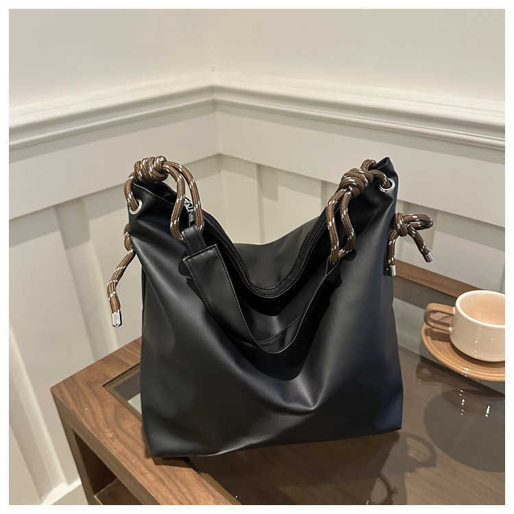 Leisure 2024 new winter simple large capacity fashionable solid color commuting crossbody shoulder bag for women 241231