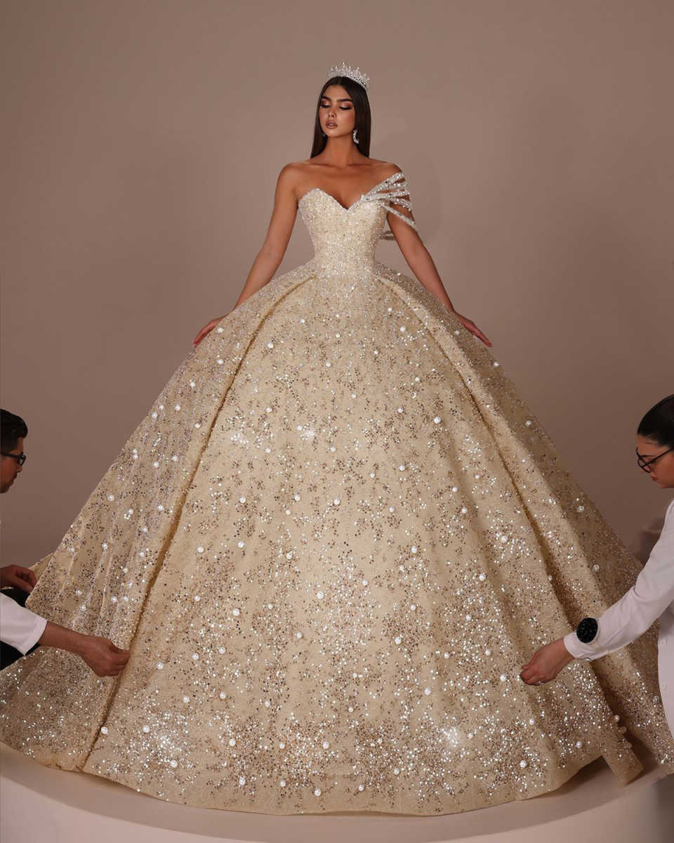 Gorgeous Ball Gowns Wedding Dress Beaded Pearls Sequins One Shoulder Bridal Dress Sleeveless Customized Pleats Sweep Train Bride Dresses