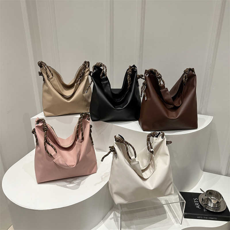 Leisure 2024 new winter simple large capacity fashionable solid color commuting crossbody shoulder bag for women 241231