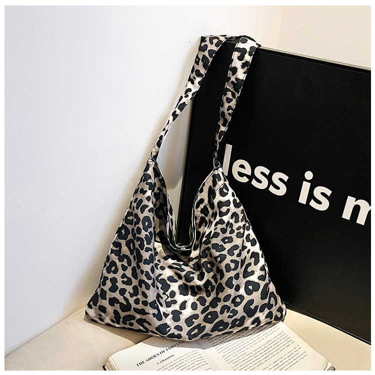 Large capacity casual and stylish leopard print personalized lazy style shopping bag, fashionable canvas single shoulder diagonal cross bag for women