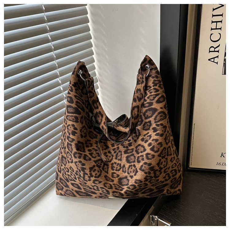 Suede leopard print hot girl 2024 large capacity casual simple and fashionable new commuting hand-held shoulder bag