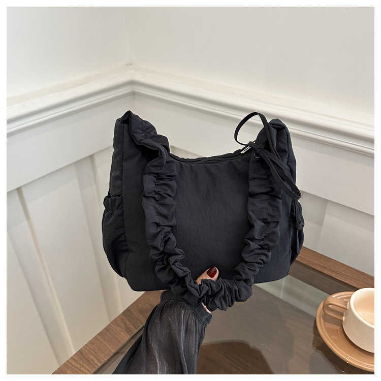 Relaxing nylon fabric design, large capacity, fashionable and stylish, solid color, pleated, large capacity commuting single shoulder tote bag