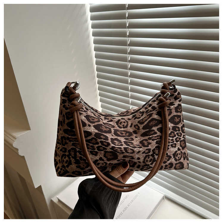 Fashionable leopard print large capacity 2024 casual and stylish new style trendy autumn and winter personalized texture single shoulder underarm bag