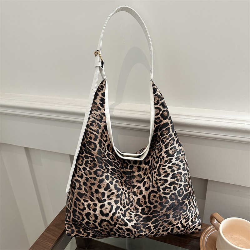 Fashionable leopard print large capacity casual personality lazy style shopping bag fashionable underarm shoulder tote bag for women