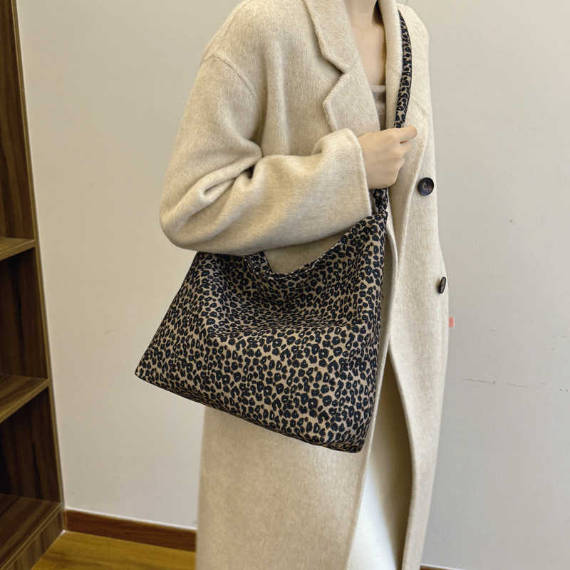 Leisure and stylish 2024 velvet fabric new large capacity leopard print Korean version fashionable single shoulder armpit crossbody women's tote 