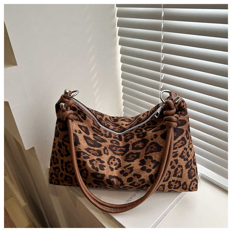 Fashionable leopard print large capacity 2024 casual and stylish new style trendy autumn and winter personalized texture single shoulder underarm bag