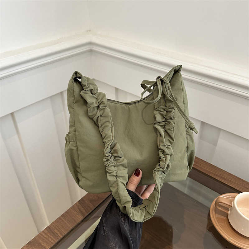 Relaxing nylon fabric design, large capacity, fashionable and stylish, solid color, pleated, large capacity commuting single shoulder tote bag