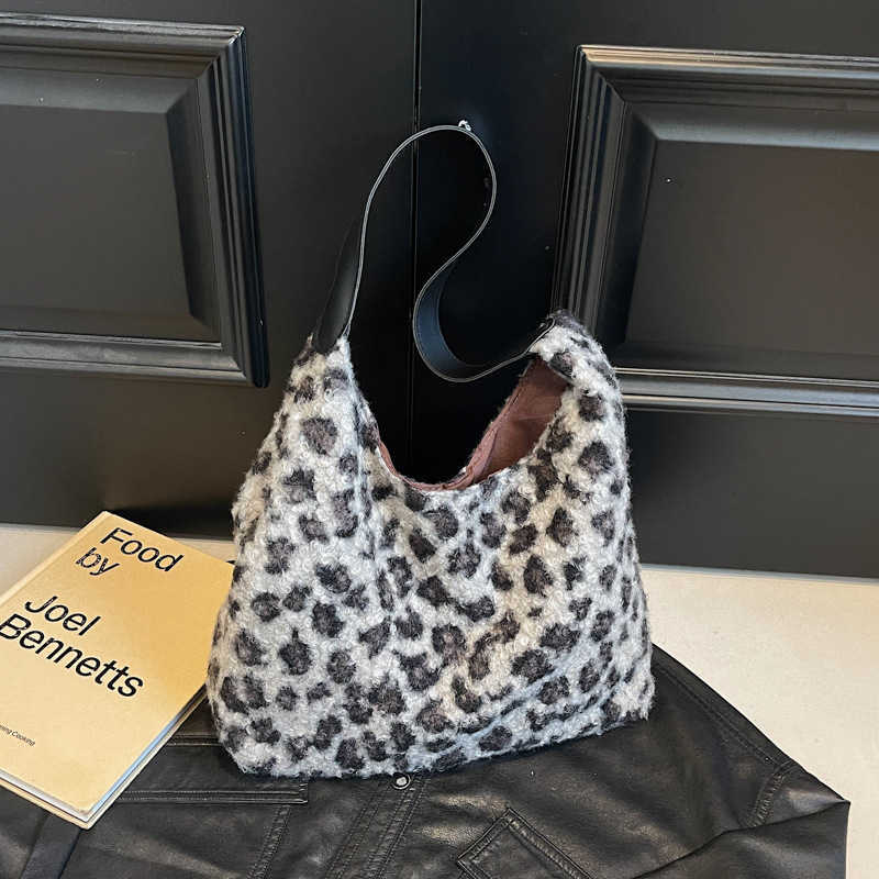 Winter fashion furry trend 2024 new fashionable leopard print lazy style commuting armpit tote women's bag 241231