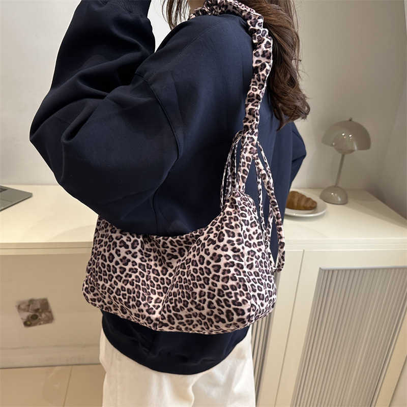 Korean style personalized leopard print sail lazy and stylish 2024 winter large capacity pleated lightweight fabric single shoulder crossbody women 