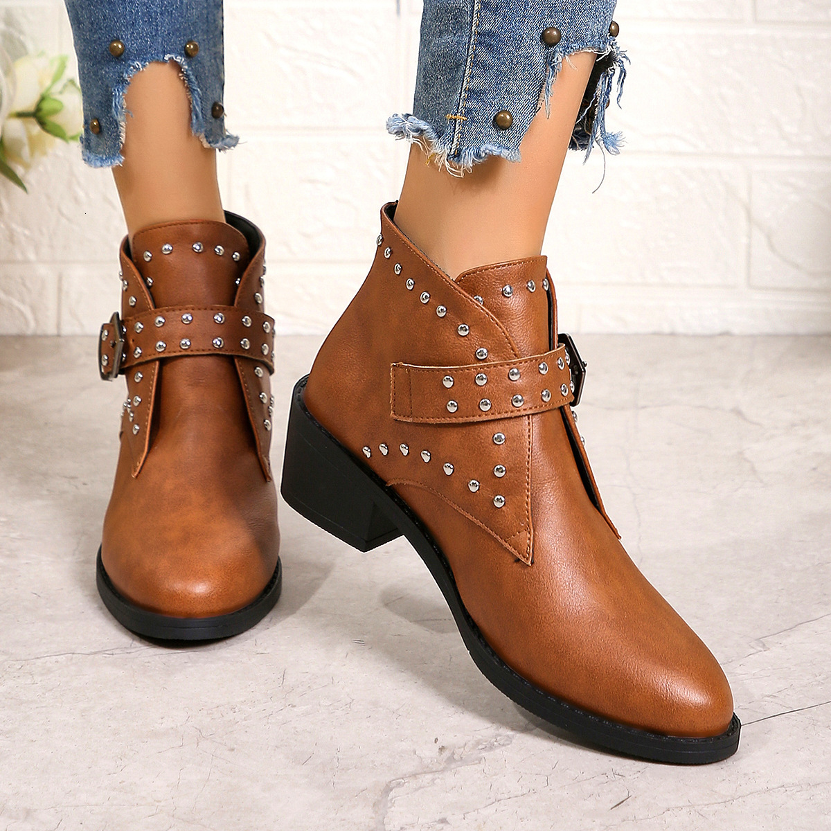 Cross border plus size Chelsea boots for women, 2024 autumn and winter popular rivet buckle casual short boots Martin boots for women batch