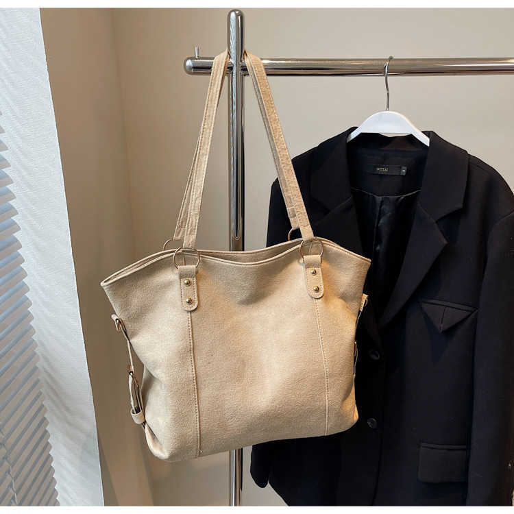 Korean version large capacity simple casual solid color autumn and winter trendy and stylish handbag with one shoulder and armpit bag