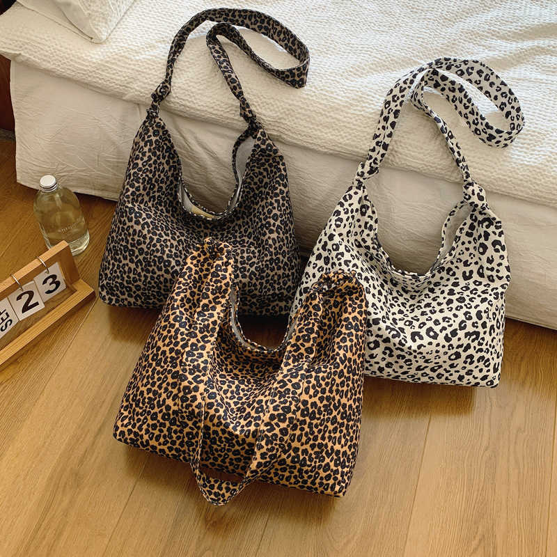 Leisure and stylish 2024 velvet fabric new large capacity leopard print Korean version fashionable single shoulder armpit crossbody women's tote 