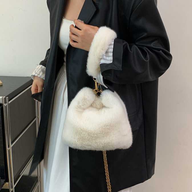 High end autumn winter plush bag women fashionable hand-held bucket bag versatile crossbody chain plush bag 241215