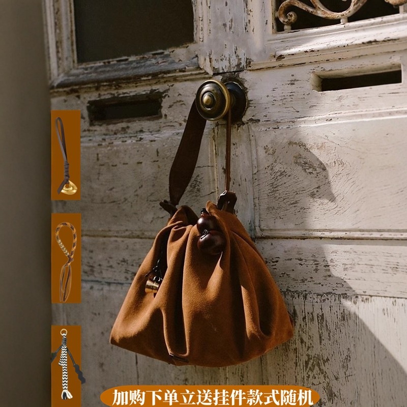 At foot of the mountain, there is Baina series tote suede garbage women. Song, a large capacity single shoulder wandering bag for 24 autumn and winter