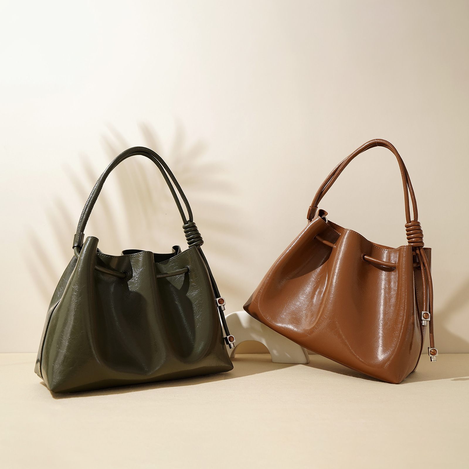 2025 Winter Leather Women's Female Niche Commuter High-Grade Portable Fashion Folds Clouds Designer Bag