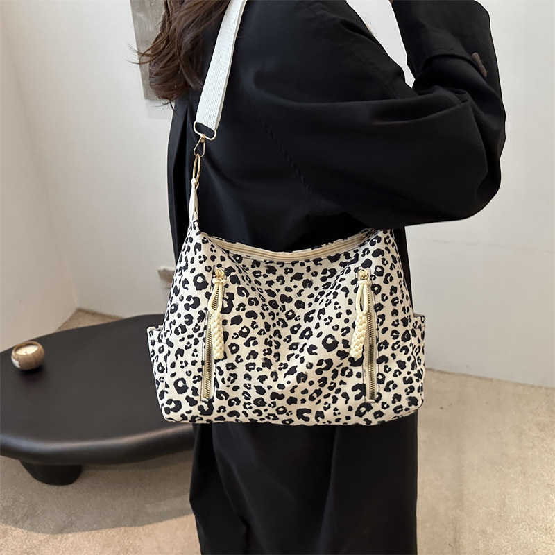 2024 new casual and fashionable leopard print commuting Korean style large capacity women's stylish single shoulder cross arm tote bag