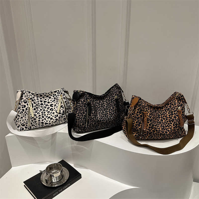 2024 new casual and fashionable leopard print commuting Korean style large capacity women's stylish single shoulder cross arm tote bag