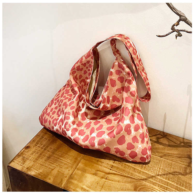 Large capacity casual and stylish leopard print personalized lazy style shopping bag, fashionable canvas single shoulder diagonal cross bag for women